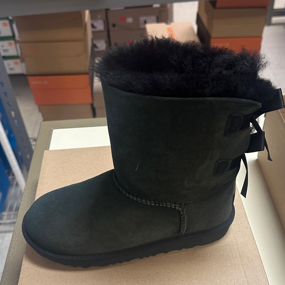 Faded but brand new!! $100 off!!Kids Ugg Bailey Bow 2 - Picture 3 of 13